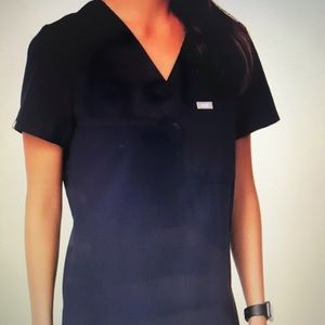 FIGS women’s Navy Catarina-one-Pocket Scrub Top